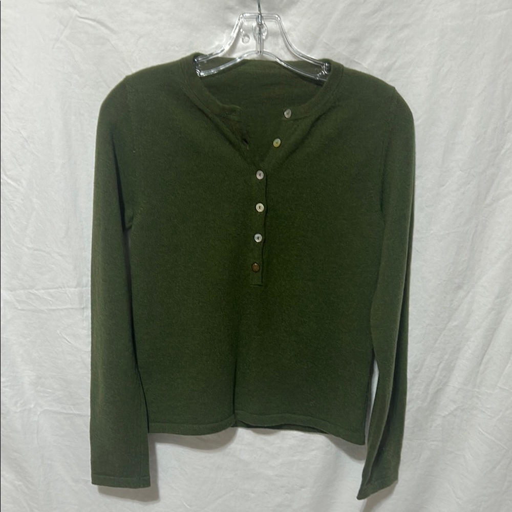 Fortela Sartorial Elegant Olive Button Down Shirt for Women